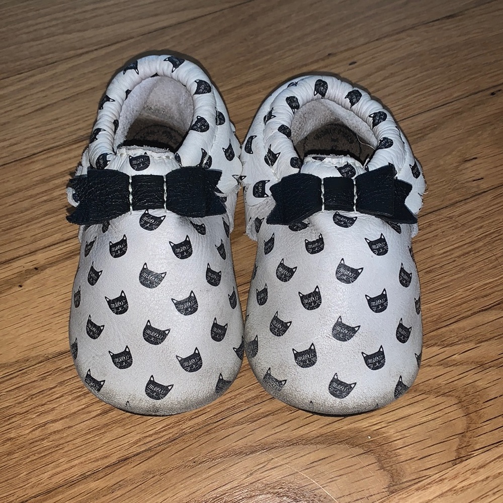 Freshly Picked kitty bow moccs MS sz 6